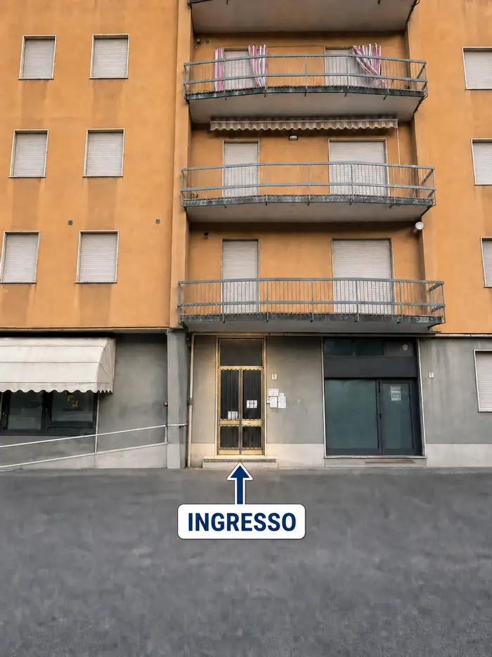 L'ingresso dell'ambulatorio da vicino: portoncino a vetri sul lato est del palazzo, in via Matteotti 45/b, Lumezzane (BS).